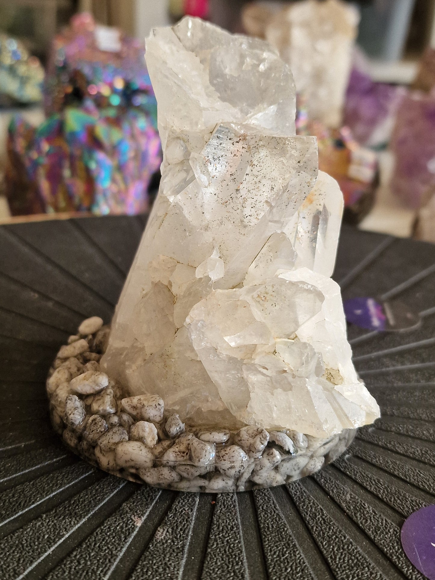Quartz på stand af natursten og harpiks ( 630 g)