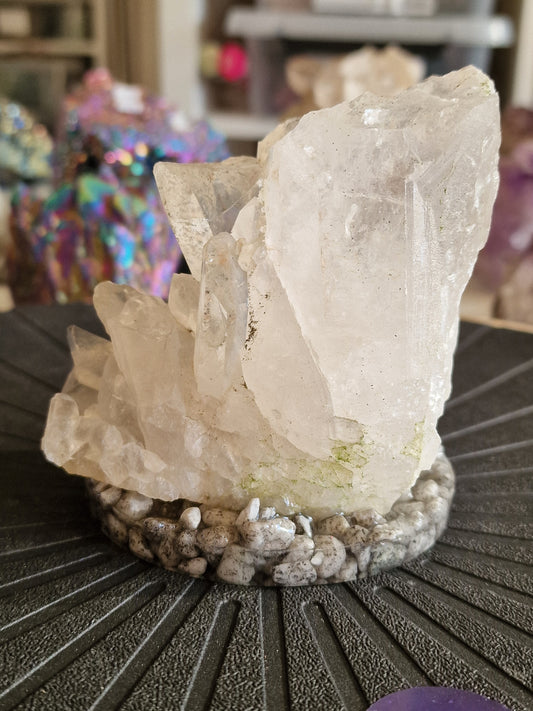 Quartz på stand af natursten og harpiks ( 630 g)