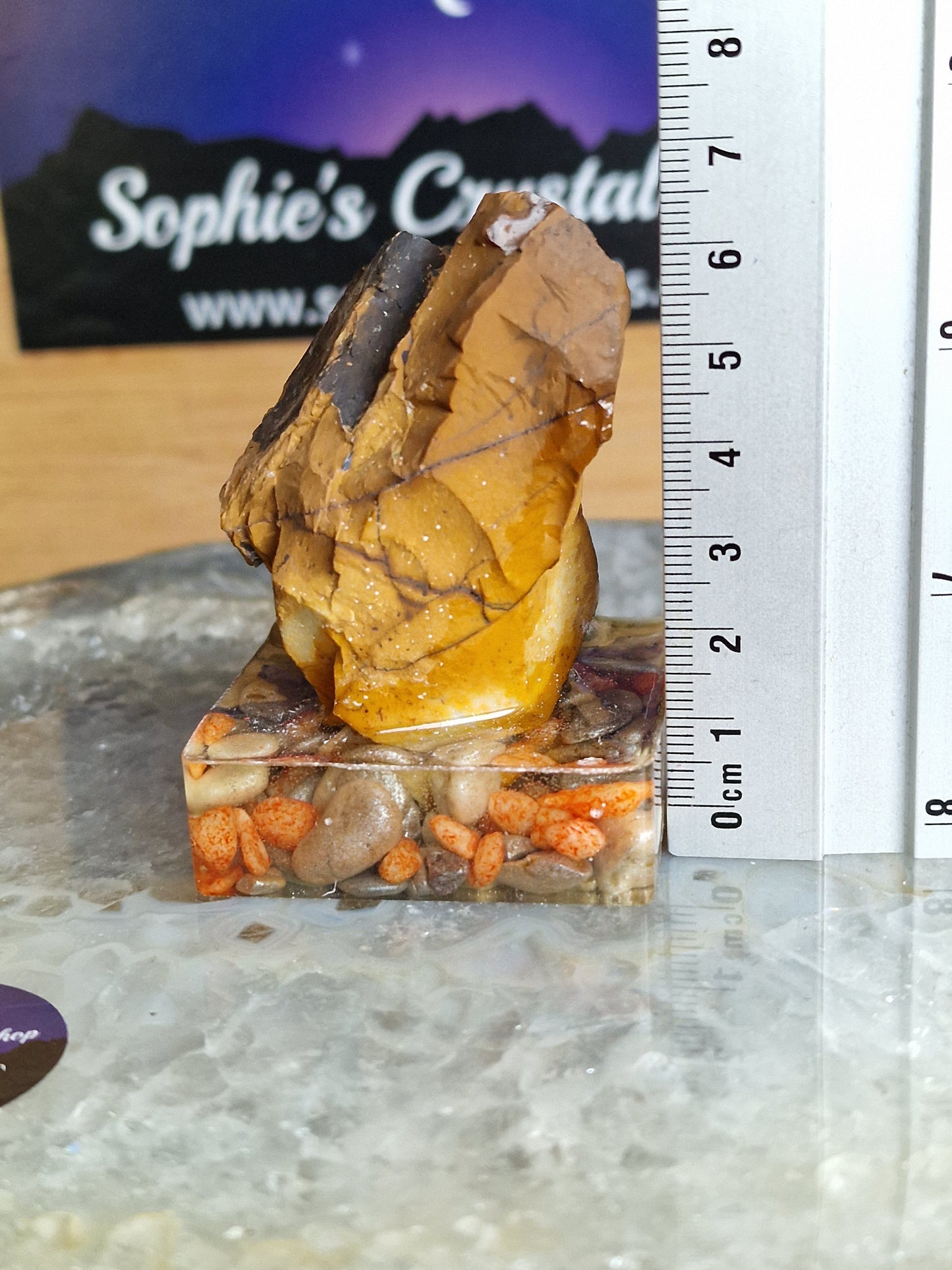 Rå Tiger Eye på harpiksstand