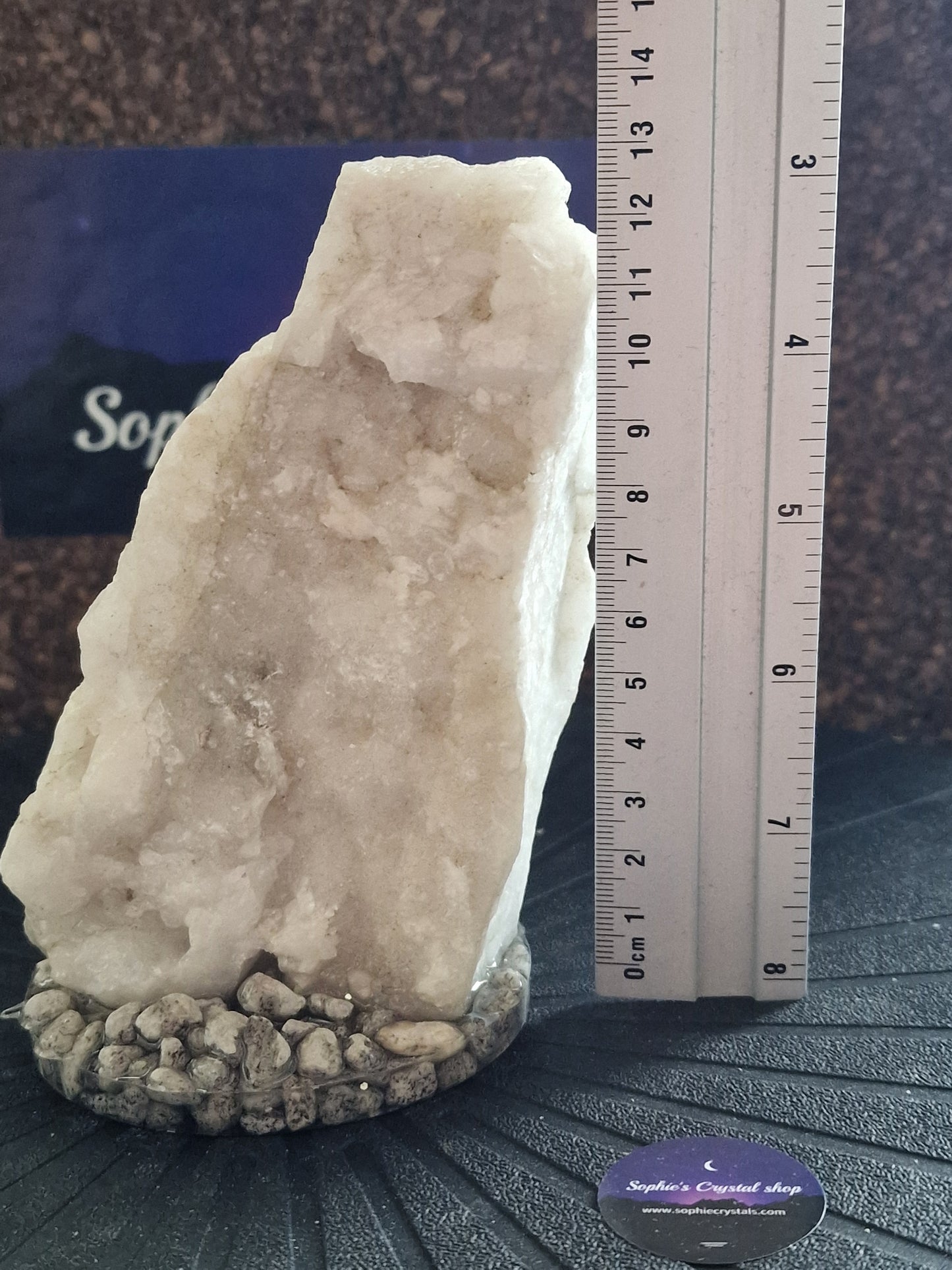Unik bjergkrystal på stensokkel – 814 g / 13 cm høj