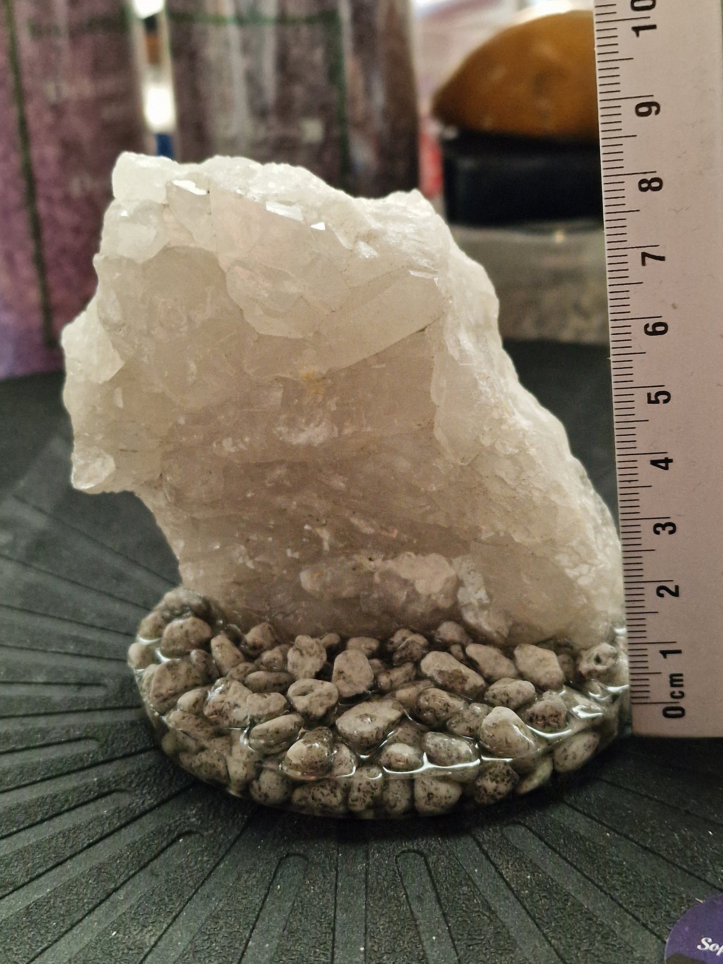 Bjergkrystal på harpiks- og naturstensbase – 400 g