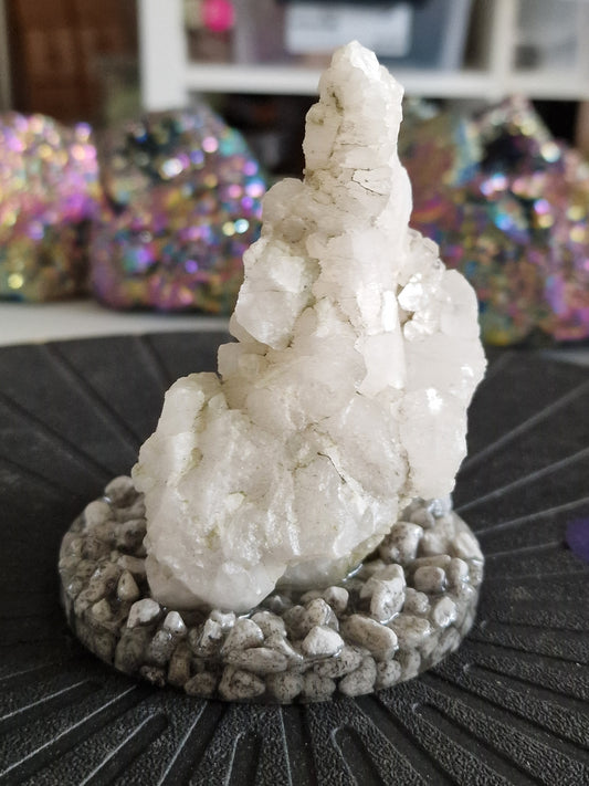 Smuk hvid kvarts krystal på base af harpiks og natursten – 425 g