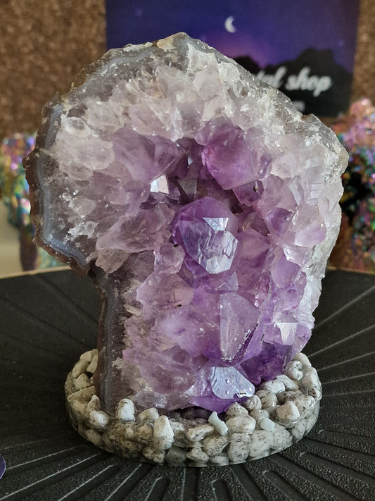 Rå Ametyst på Håndlavet Sten- og Harpikssokkel – 940 g