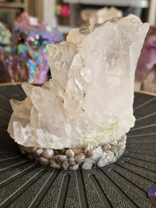 Quartz på stand af natursten og harpiks ( 630 g)
