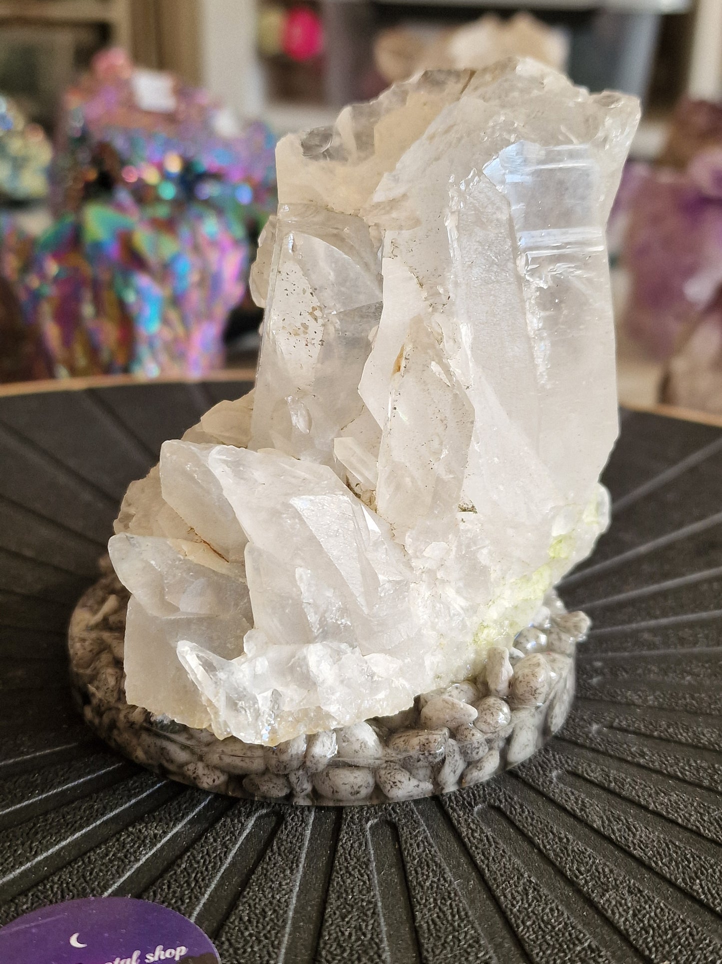 Quartz på stand af natursten og harpiks ( 630 g)