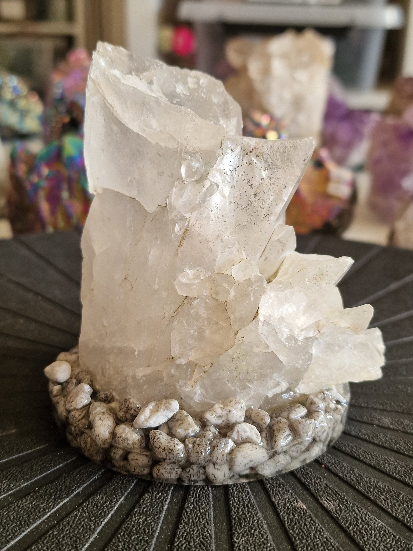 Quartz på stand af natursten og harpiks ( 630 g)