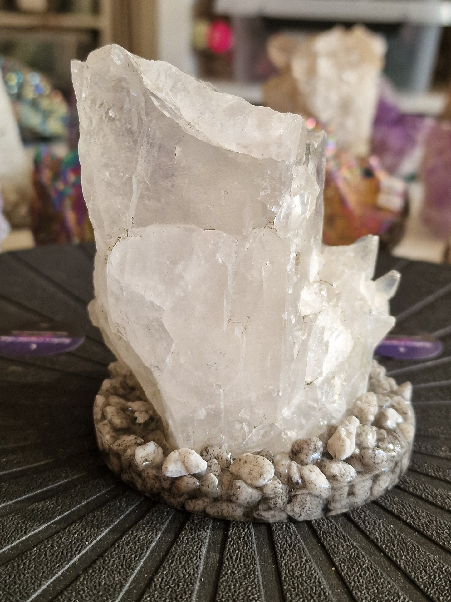 Quartz på stand af natursten og harpiks ( 630 g)