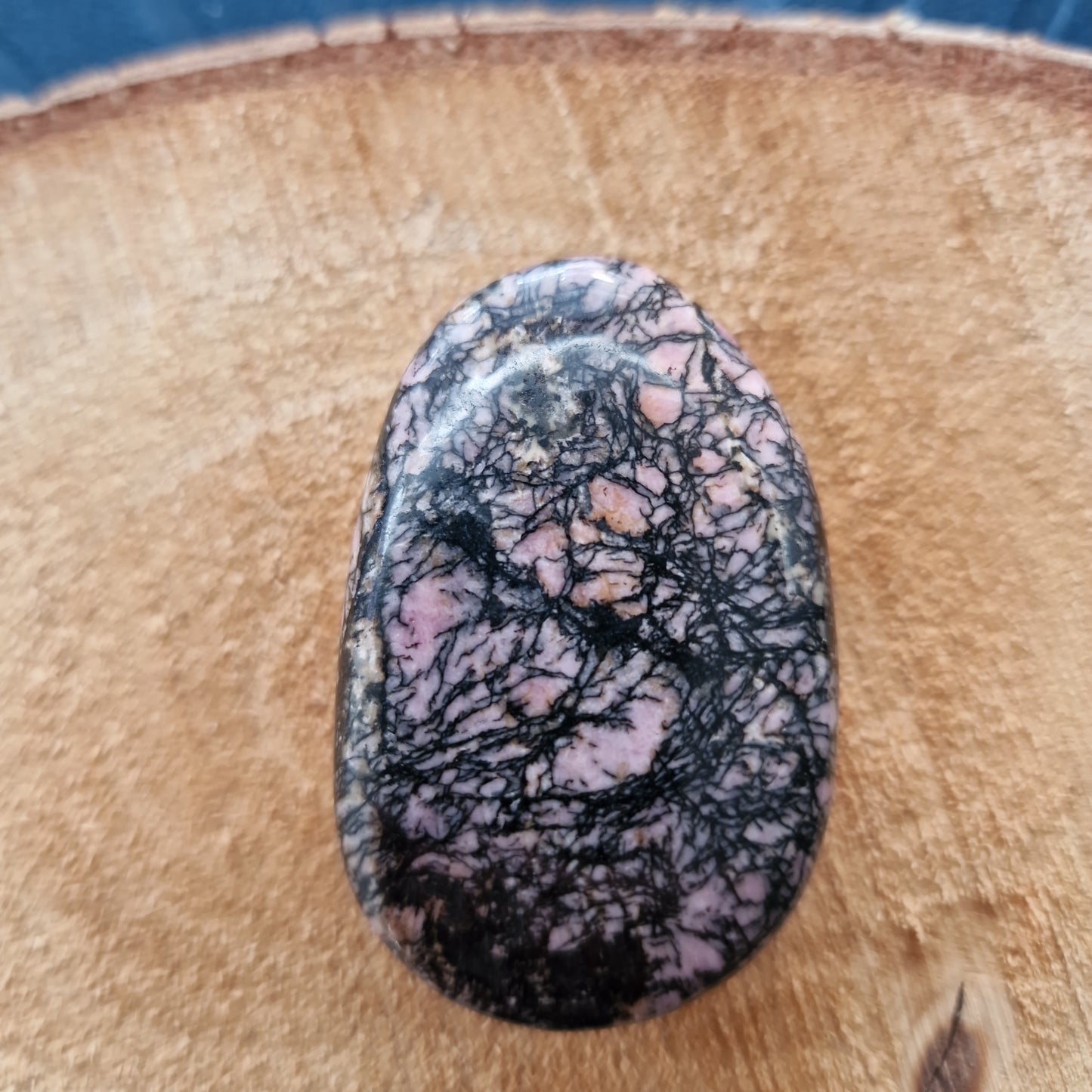 Rhodonite palm sten