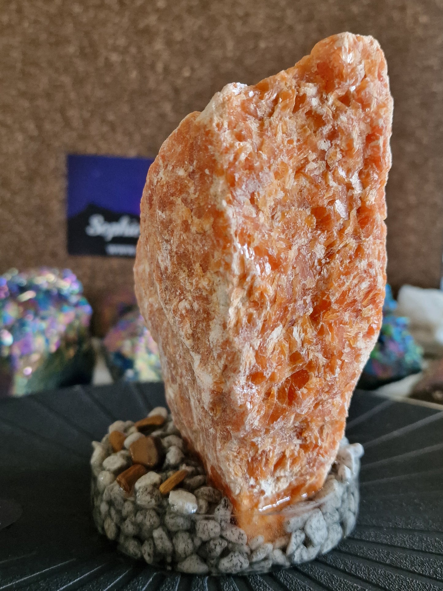 Orange Calcit på harpiksbase med Tigerøje – 1,5 kg