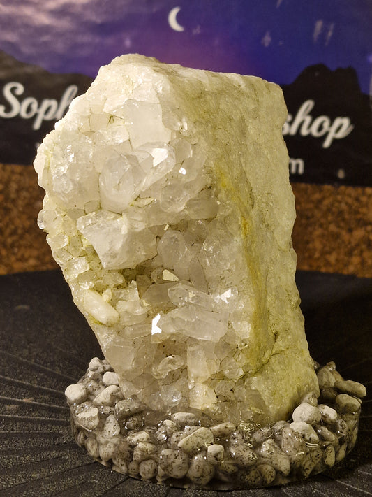 Rå Kvarts på Håndlavet Resin- og Naturstensbase – 770 g