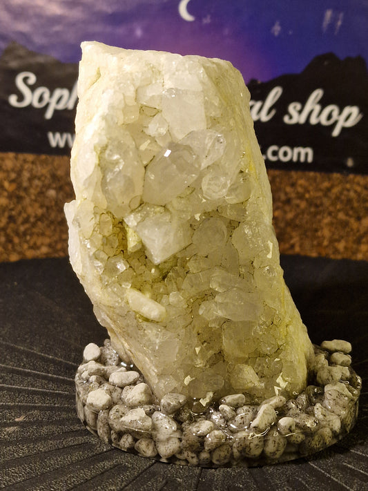 Rå Kvarts på Håndlavet Resin- og Naturstensbase – 770 g