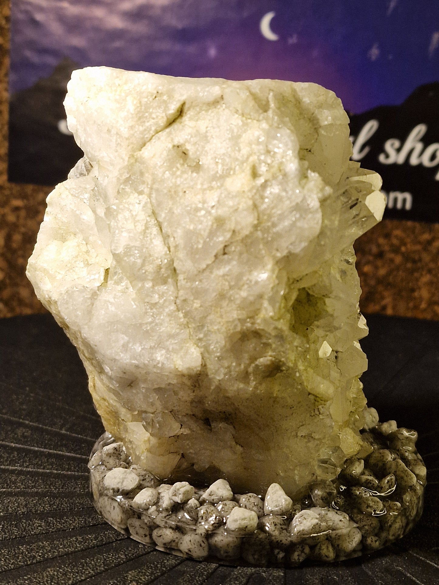 Rå Kvarts på Håndlavet Resin- og Naturstensbase – 770 g