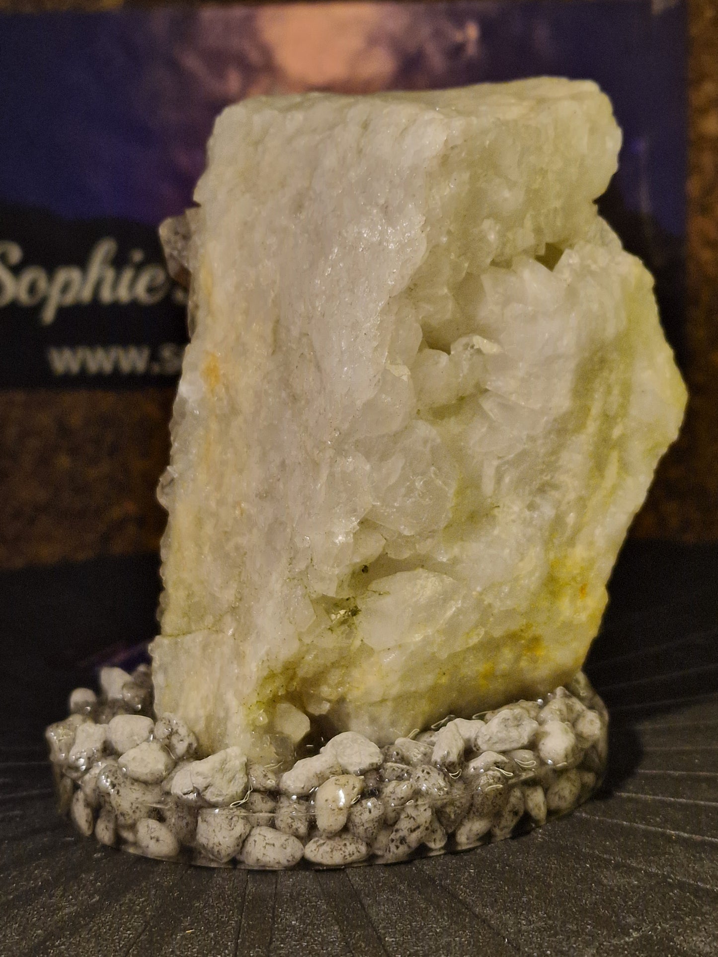 Rå Kvarts på Håndlavet Resin- og Naturstensbase – 770 g