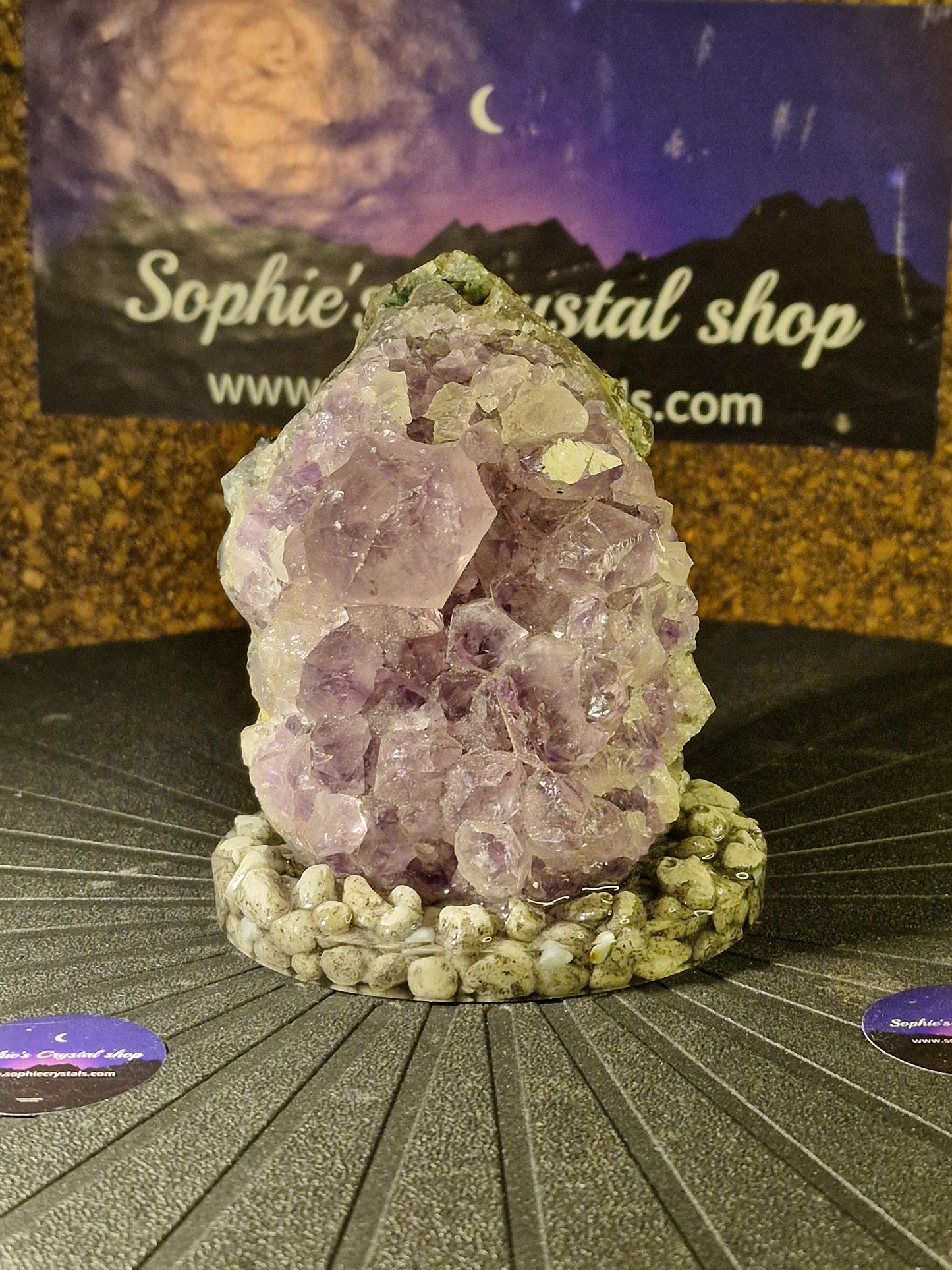 Rå Ametyst på Håndlavet Resin- og Naturstensbase – 780 g