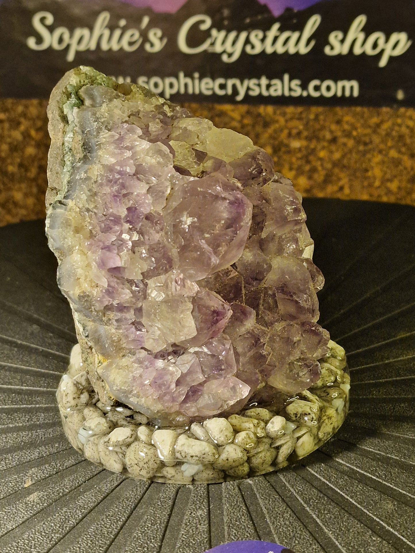 Rå Ametyst på Håndlavet Resin- og Naturstensbase – 780 g