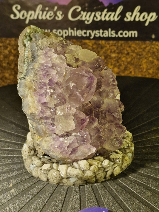 Rå Ametyst på Håndlavet Resin- og Naturstensbase – 780 g