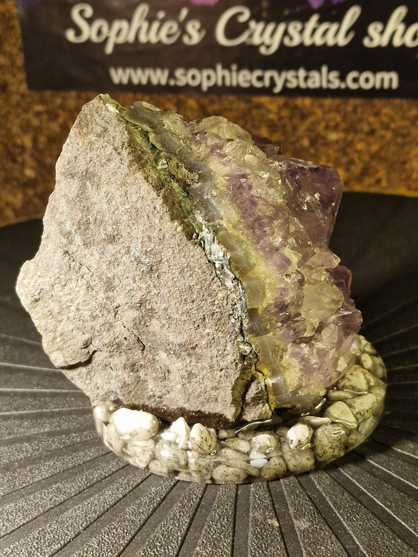 Rå Ametyst på Håndlavet Resin- og Naturstensbase – 780 g