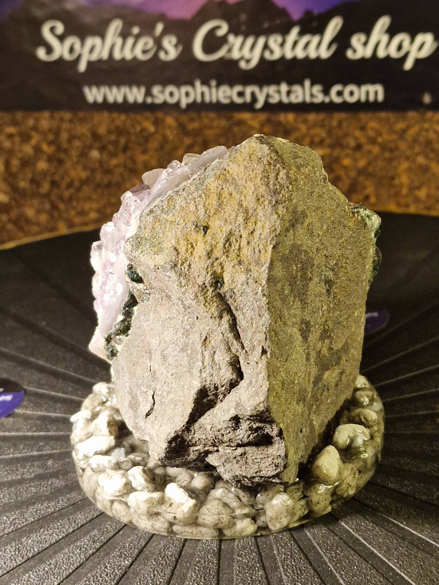 Rå Ametyst på Håndlavet Resin- og Naturstensbase – 780 g