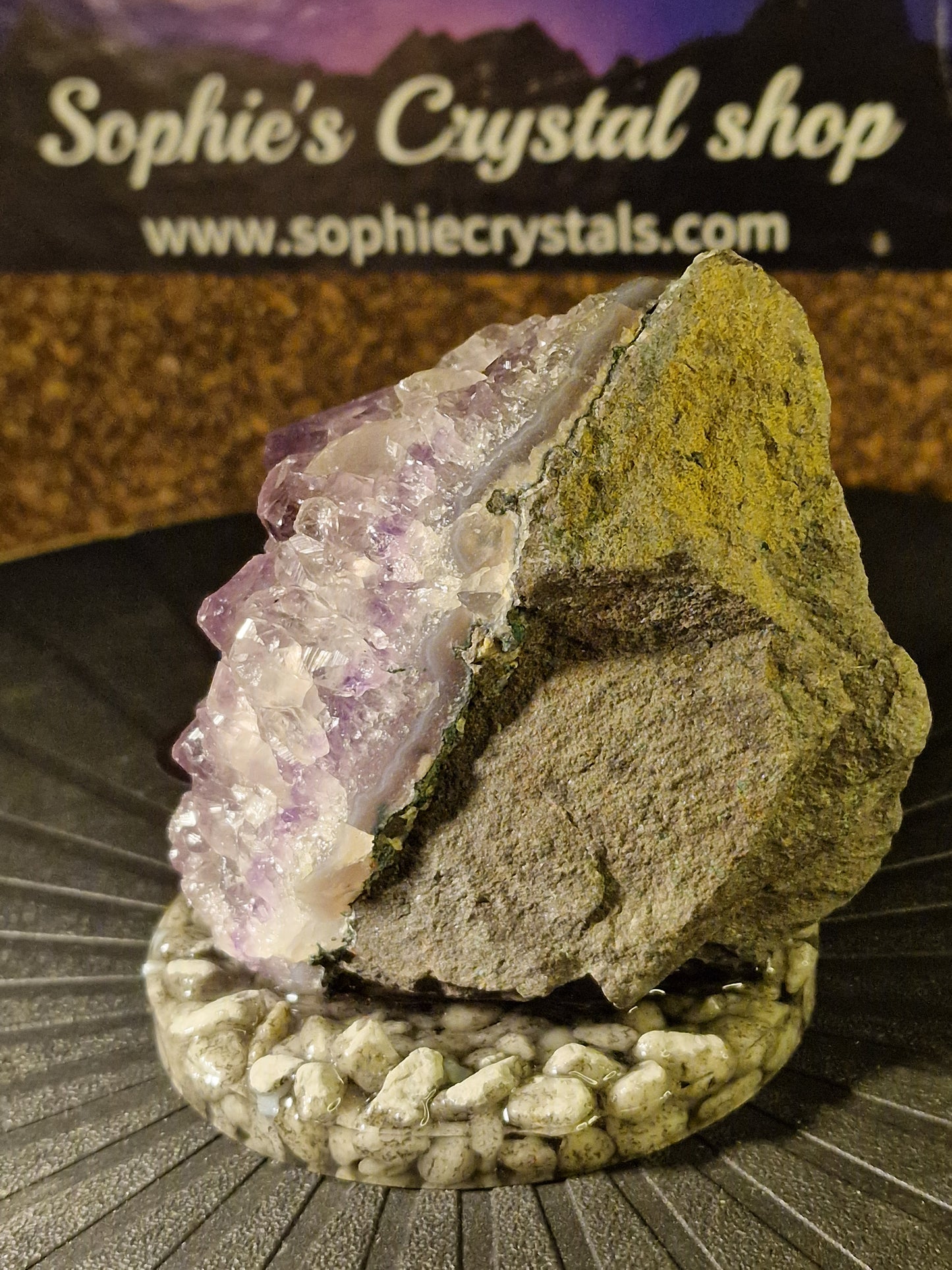 Rå Ametyst på Håndlavet Resin- og Naturstensbase – 780 g