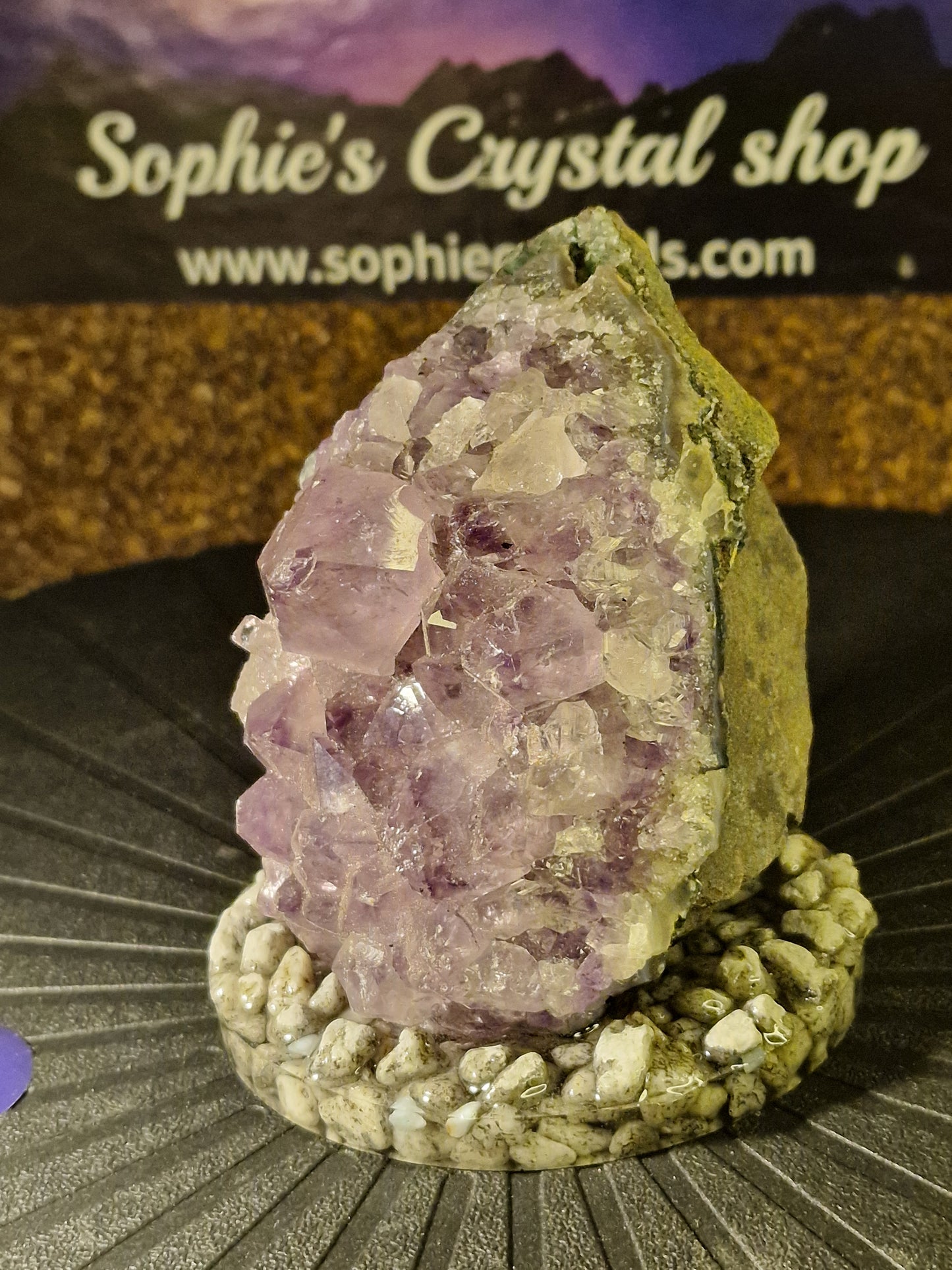 Rå Ametyst på Håndlavet Resin- og Naturstensbase – 780 g