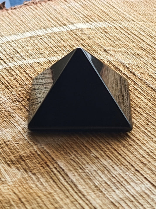 Obsidian pyramid 2,5×2,5cm