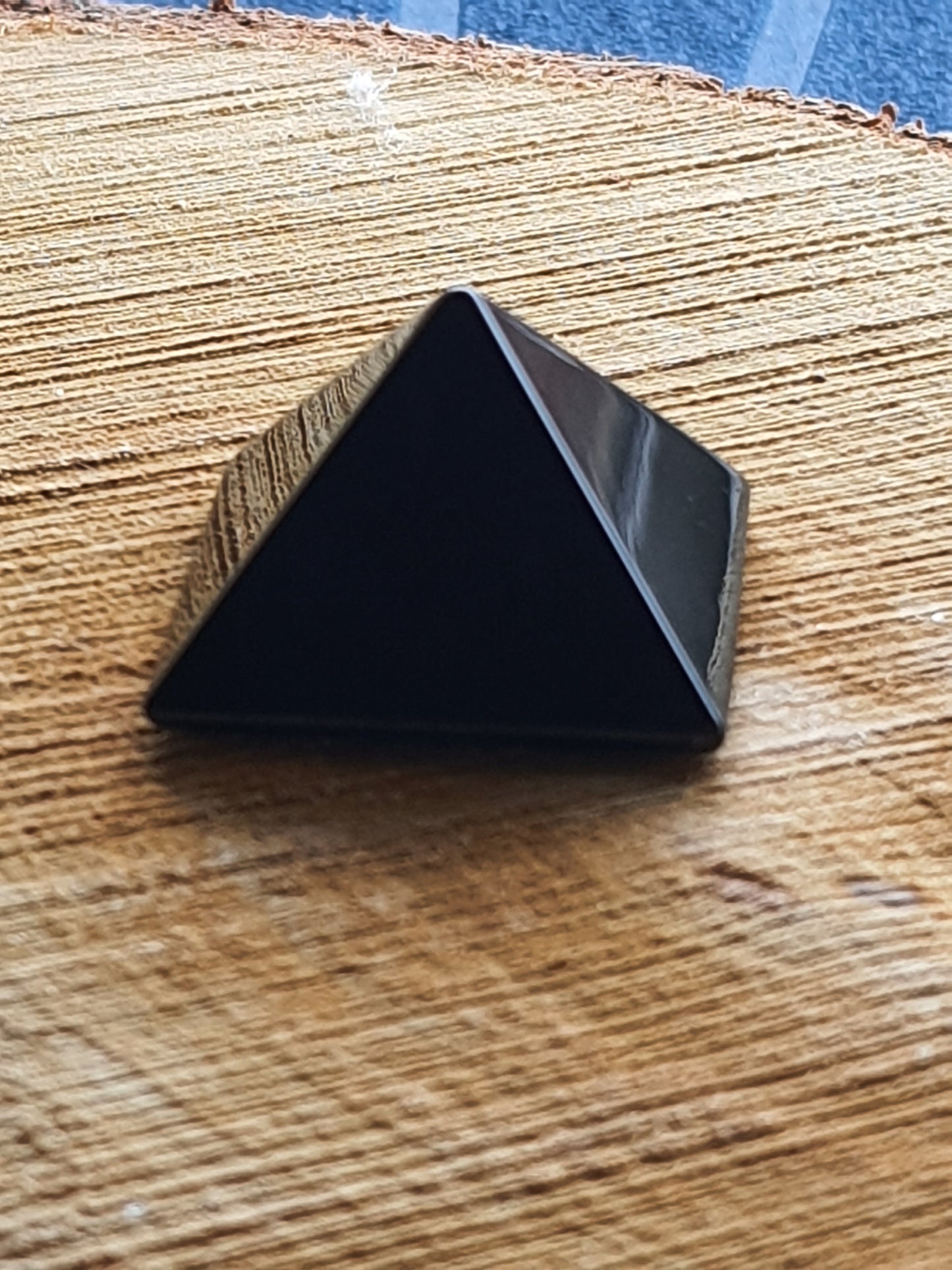 Obsidian pyramid 2,5×2,5cm